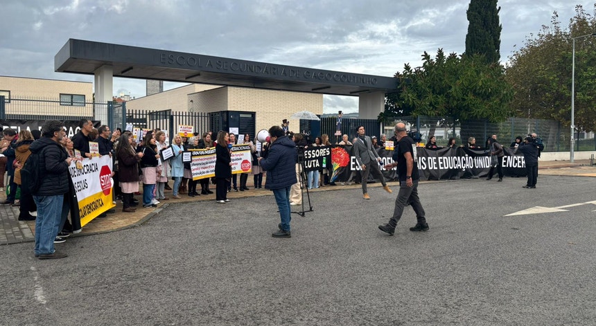 Protestos nos portões da Escola Secundária Gago Coutinho, em Alverca, Vila Franca de Xira
