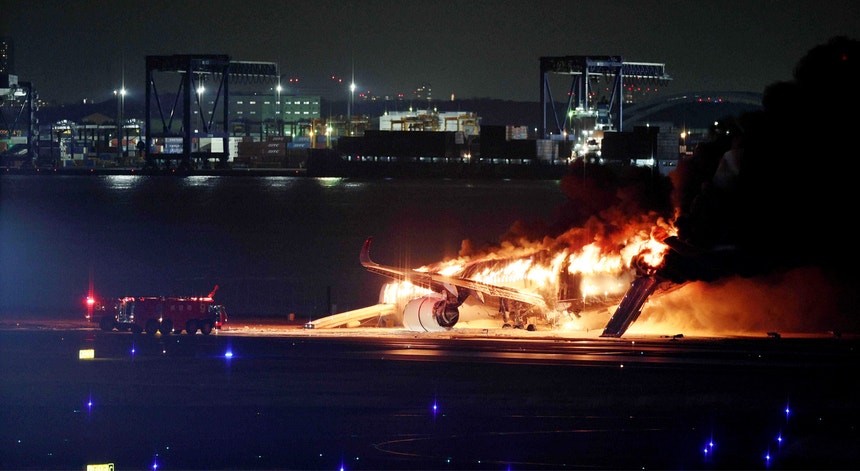 O avião, um Airbus A-350, aterrou no Aeroporto Internacional Haneda pouco depois das 18h00 locais, de acordo com a NHK
