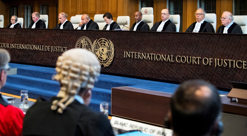 Membros do Tribunal Internacional de Justiça reuniram-se numa audiência em que debateram o conflito entre EUA e Irão
