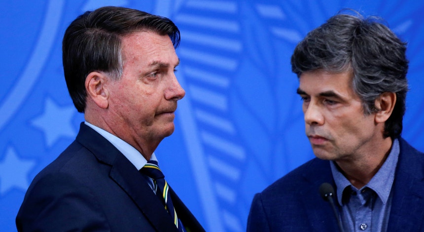 Jair Bolsonaro e o novo ministro brasileiro da Saúde, Nelson Teich
