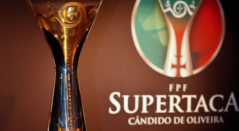O Benfica ganhou a Supertaça ao FC Porto. E a Supertaça fez quase uma  caricatura ao futebol português