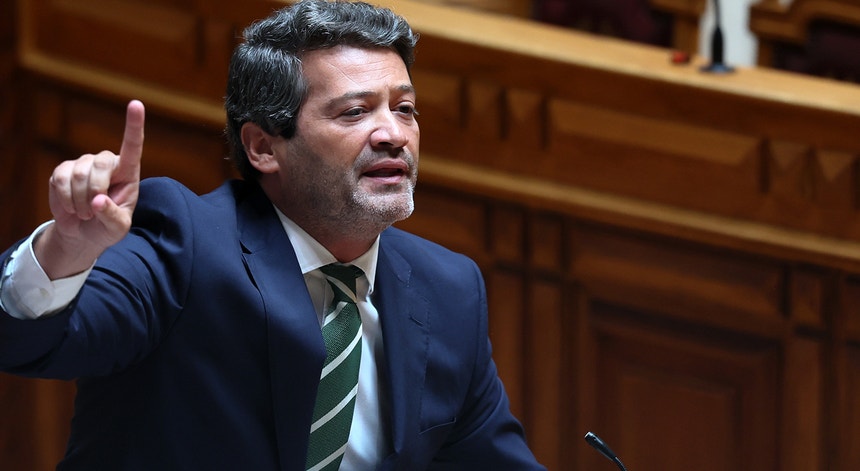 Imagem de Ventura ameaça "vetar" Prestação Social Única se não condicionar acesso de imigrantes a apoios