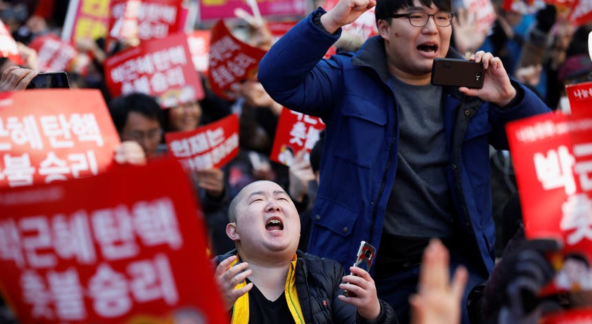 Milhares de pessoas explodiram de alegria pela destituição da Presidente sul-coreana Park Geun-hey Foto: Reuters Milhares de pessoas explodiram de alegria pela destituição da Presidente sul-coreana Park Geun-hey Foto: Reuters