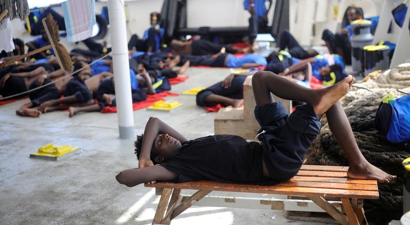 Os 141 migrantes foram resgatados na última sexta-feira por organizações não-governamentais
