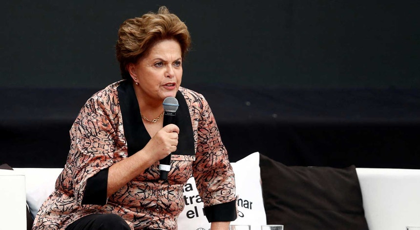 Dilma Rousseff considera que Jair Bolsonaro “não só está a destruir a Amazónia, como a soberania do Brasil”
