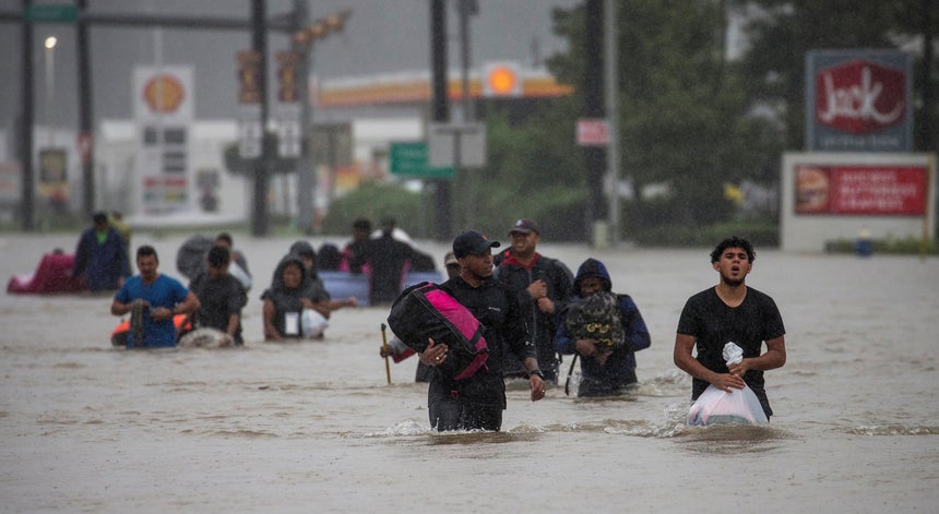 Ordem de evacuação do sul de Houston devido a brechas em dique
