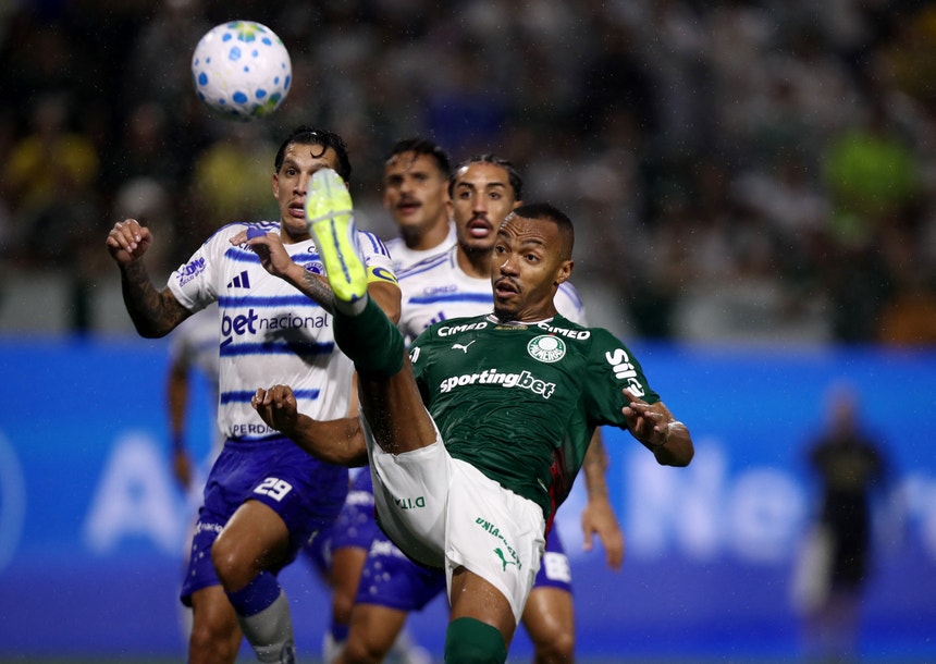 Líder Palmeiras e Cruzeiro empatam a um golo no Brasileirão