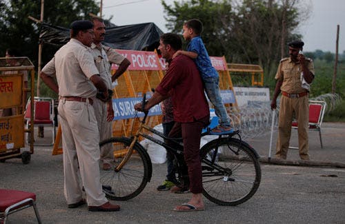 A polícia bloqueou estradas e pediu à população para se manter em casa enquanto era lida a sentença do gruru Ram Rahim Singh na prisão local de Rohtak Foto: Reuters A polícia bloqueou estradas e pediu à população para se manter em casa enquanto era lida a sentença do gruru Ram Rahim Singh na prisão local de Rohtak Foto: Reuters