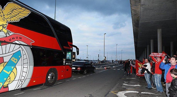 A equipa do Benfica partiu de Lisboa rumo á conquista da Liga Europa
