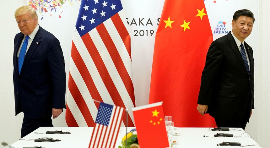 Donald Trump e Xi Jinping fotografados em junho de 2019 durante um encontro bilateral à margem da cimeira do G20, em Osaka, no Japão
