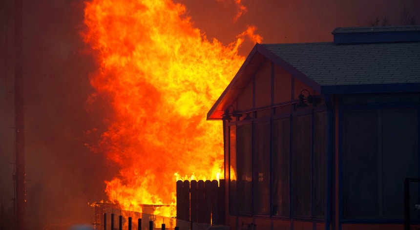 Imagem relacionada com a notícia: Los Angeles declara estado de emergência devido aos incêndios