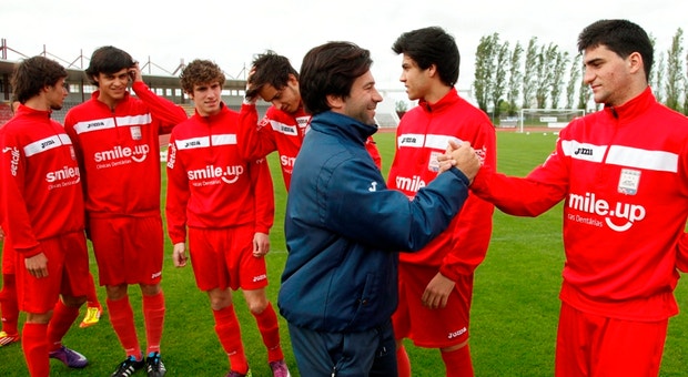 José Dominguez cumprimenta juniores chamados ao treino para jogo com o Benfica
