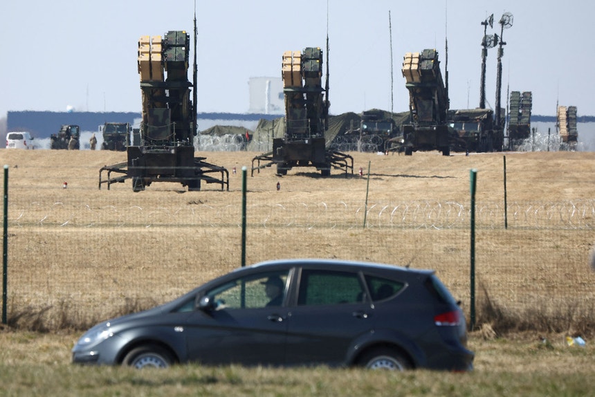 Sistemas Patriot dos EUA, de lançamento de mísseis terra-ar e de defesa aérea, no aeroporto de Rzeszow-Jasionka, na Polónia em março de 2022
