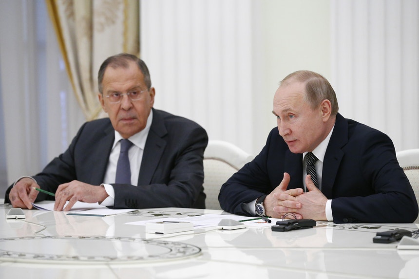 O ministro dos Negócios Estrangeiros da Rússia Sergei Lavrov e o Presidente russo Vladimir Putin, no Kremlin
