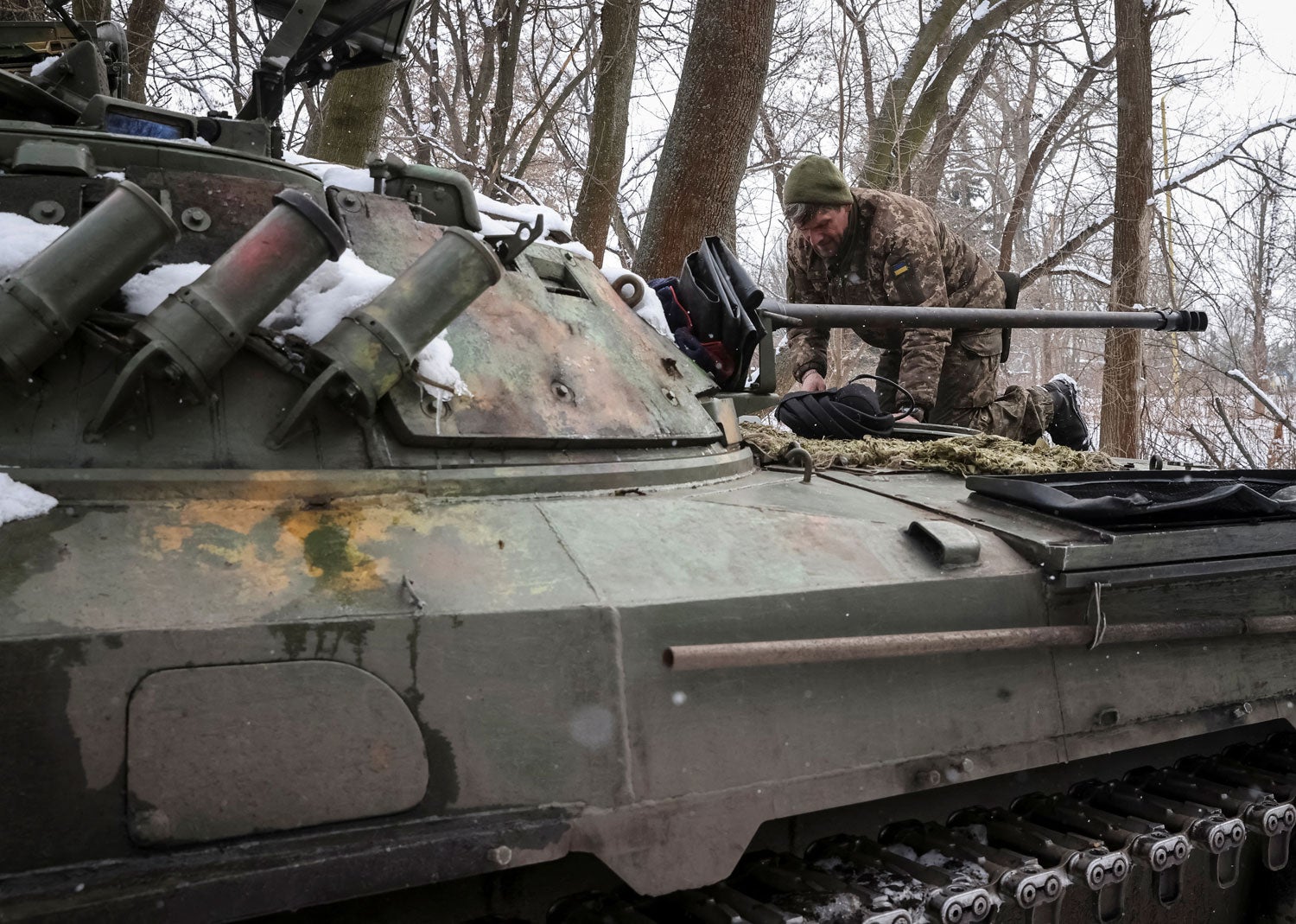 Um soldado ucraniano observa um ve&iacute;culo blindado BMP-2 de infantaria russo capturado em Bakhmut, Donetsk, a 17 de fevereiro de 2023 Foto - Reuters