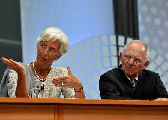 A diretora do FMI, Christine Lagarde, e o ministro alemão das Finanças, Wolfgang Schäuble, num painel de debate dos encontros anuais do Fundo e do Banco Mundial em Washington, a 6 de outubro (foto: James Lawler Duggan - Reuters)
