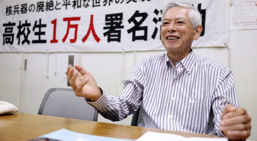 Koichi Kawano, sobrevivente do bombardeamento atómico em Nagasaki, reage ao anúncio do Prémio Nobel da Paz.
