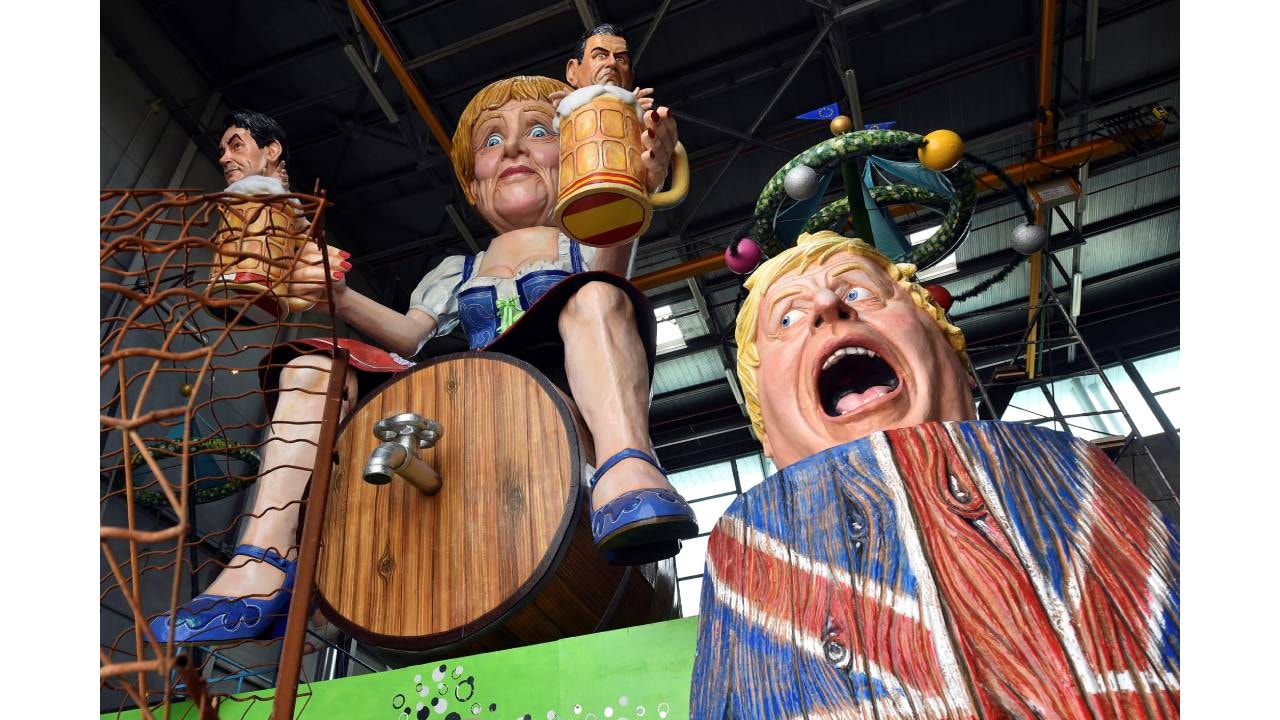  It&aacute;lia. Representa&ccedil;&otilde;es de Angela Merkel e Boris Johnson para o corso carnavalesco em Viareggio | Massimo Pinca - Reuters 