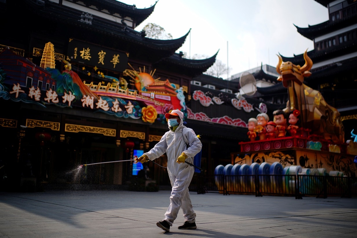  China. Desinfe&ccedil;&atilde;o de Yu Garden onde est&aacute; colocada uma instala&ccedil;&atilde;o em forma de boi | Aly Song - Reuters 
