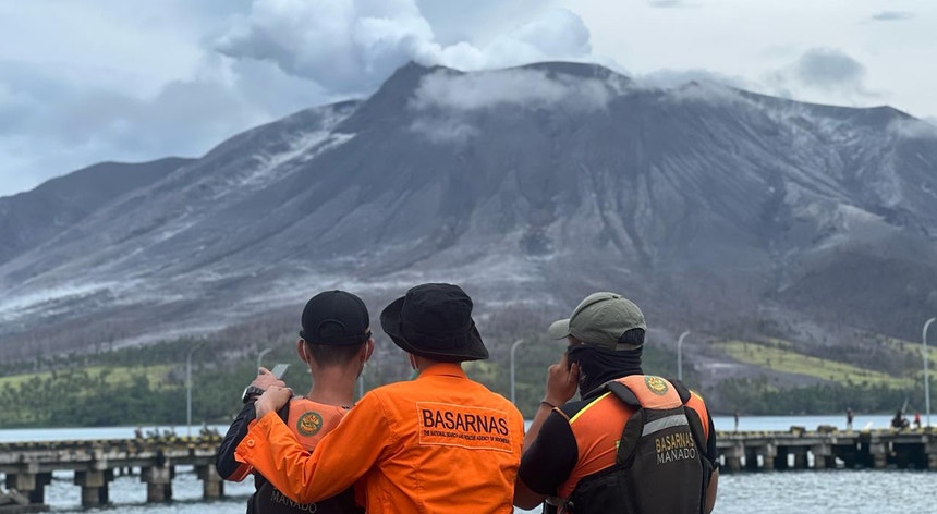 Indonésia. Monte Ruang entrou em erupção