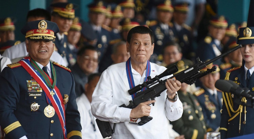 O senador e chefe da Polícia Ronald Dela Rosa (esq.), com o presidente Rodrigo Duterte (dir.)
