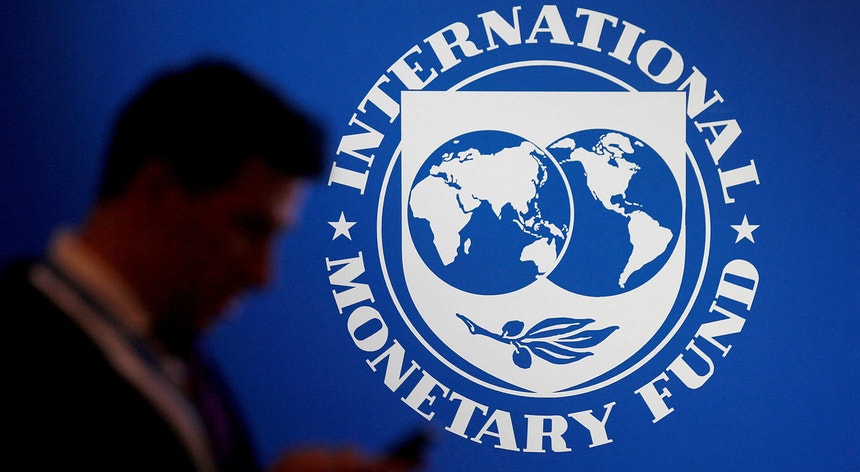O FMI revê revisto em ligeira alta o crescimento do PIB mundial para este ano

