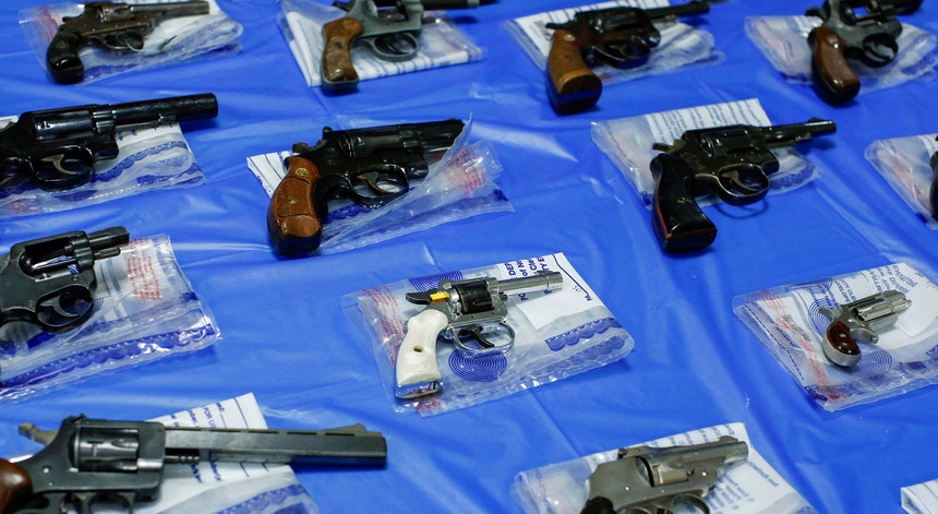Armas recolhidas numa operação de compra organizada pelo Departamento de Polícia de Nova Iorque em Queens, 2021
