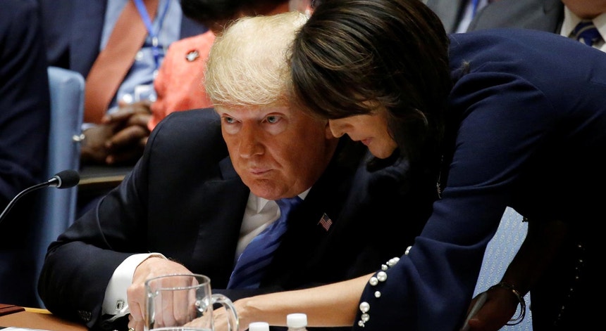 A embaixadora dos EUA na ONU, Nikki Haley, aconselha o Presidente Donald Trump durante uma reunião do Conselho de Segurança em Nova Iorque, em julho de 2018
