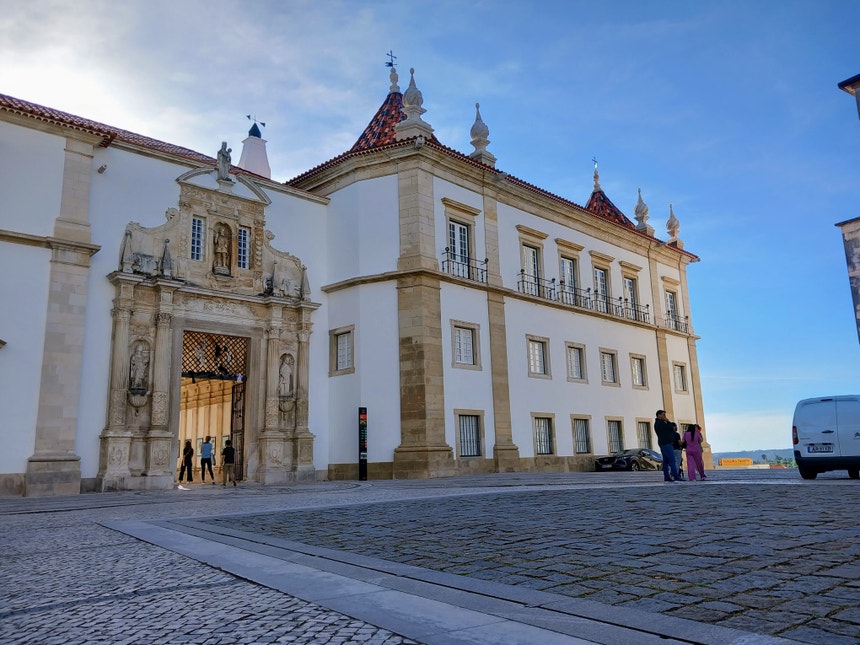 Imagem relacionada com a notícia: Propinas. Associação Académica de Coimbra chocada com declarações do ministro da Educação