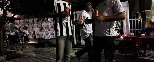 Brasileiros a beber álcool, em Santos, Brasil (Foto: Paulo Whitaker, Reuters) Brasileiros a beber álcool, em Santos, Brasil (Foto: Paulo Whitaker, Reuters)