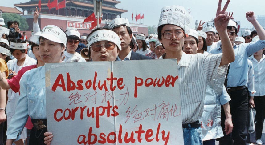 Um grupo de jornalistas apoia os estudantes em Tiananmen a 17 de maio de 1989. Foto: Carl Ho - Reuters