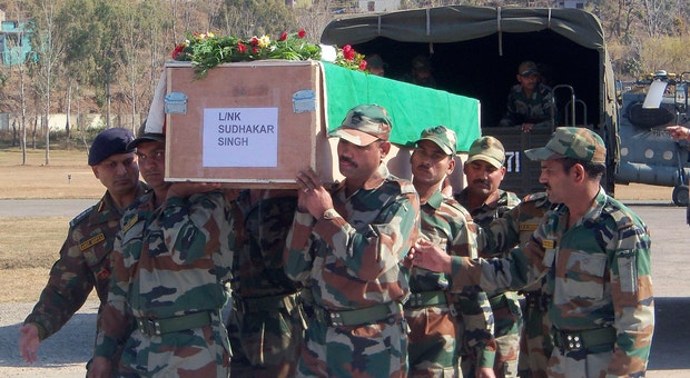 Soldados indianos carregam o caixão de um dos dois camaradas de armas mortos num alegado incidente fronteiriço com tropas paquistanesas em Cachemira
