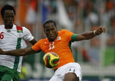 Drogba e Bakary Kone durante a qualificação para o Mundial, um duelo que se vai repetir no CAN
