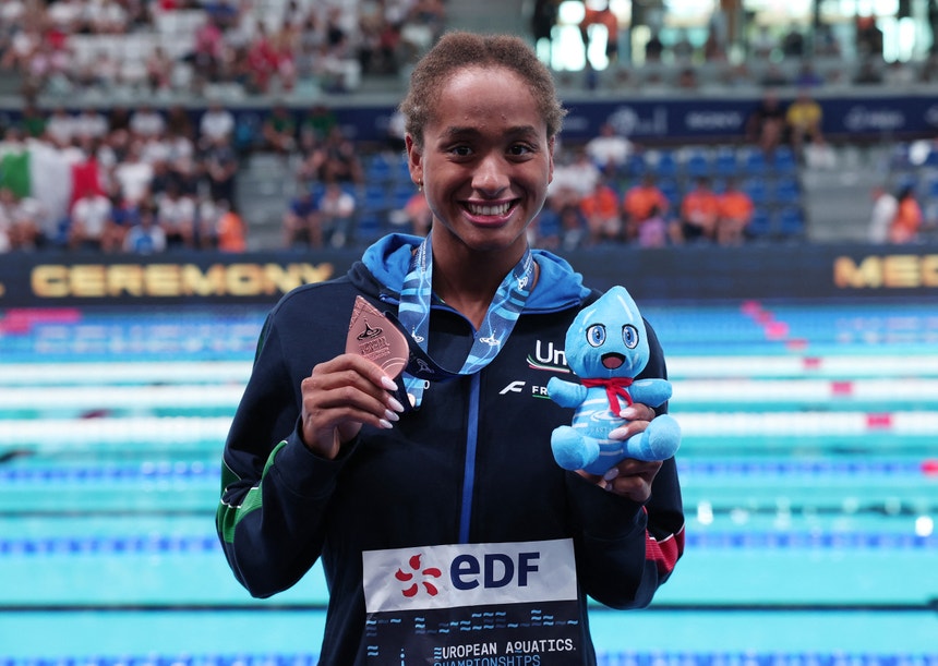 Imagem de Nadadora Sara Curtis quebra recorde mundial dos 50 metros costas