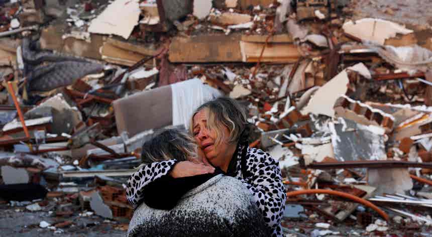Abraço de conforto após terramoto mortífero