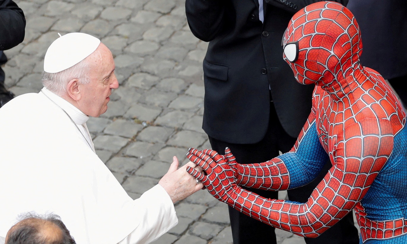  Papa Francisco cumprimenta uma pessoa vestida de Homem-Aranha ap&oacute;s a audi&ecirc;ncia geral, em meio &agrave; pandemia do coronav&iacute;rus (COVID-19), no Vaticano | Remo Casilli - Reuters 