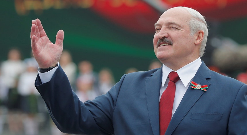 Alexander Lukashenko está no poder há 26 anos e procura este domingo assegurar o sexto mandato como Presidente da Bielorrússia. 
