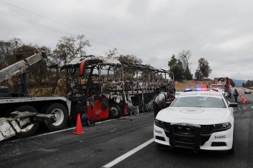 Imagem de Violência e incêndios alastram no México após morte do líder de cartel de narcotráfico