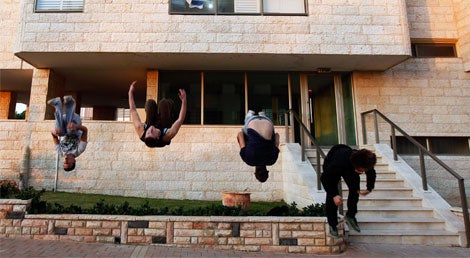 Influ&ecirc;ncia da imigra&ccedil;&atilde;o: jovens em Netanya, Israel, a fazer Parcours, uma modalidade origin&aacute;ria de Fran&ccedil;a, de movimento livre que inclui saltos, corridas e escalada (Reuters)