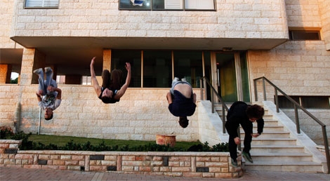 Influência da imigração: jovens em Netanya, Israel, a fazer Parcours, uma modalidade originária de França, de movimento livre que inclui saltos, corridas e escalada (Reuters) Influência da imigração: jovens em Netanya, Israel, a fazer Parcours, uma modalidade originária de França, de movimento livre que inclui saltos, corridas e escalada (Reuters)