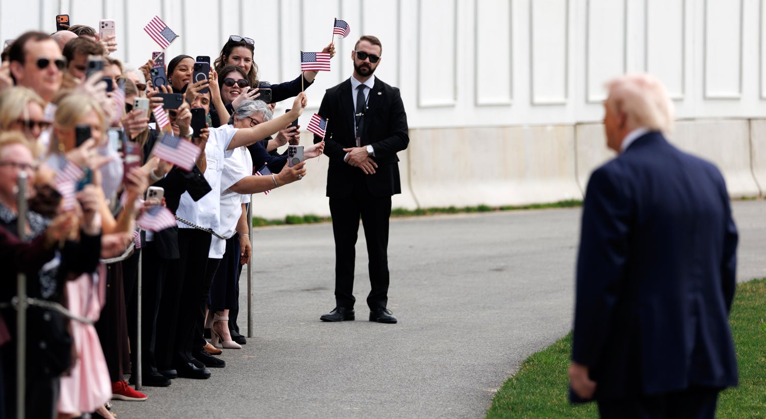 Trump e a ofensiva. "Fizemos uma excursão mas está a correr bem"