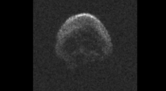 Esta é a imagem captada do asteroide 2015 TB145 pelo radar do Arecibo Observatory in Puerto Rico, no dia 30 de outubro de 2015. Uma imagem que revela aparentemente uma caveira (Dead Comet)
