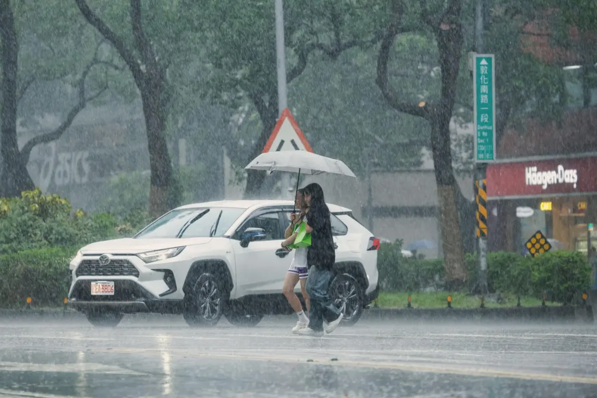 China mantém alerta de chuva apesar do enfraquecimento do tufão Dolphin