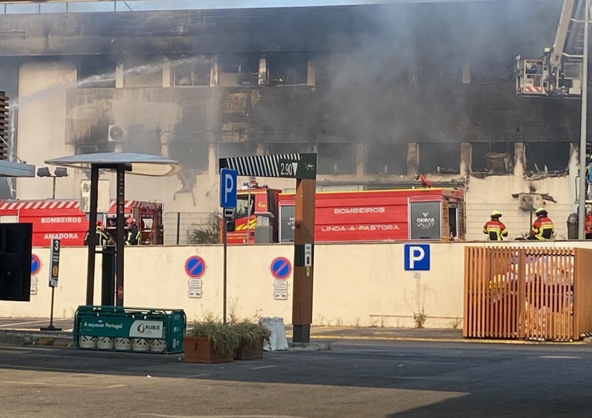 Imagem de Incêndio deflagra em loja em Carnaxide perto de posto de combustível
