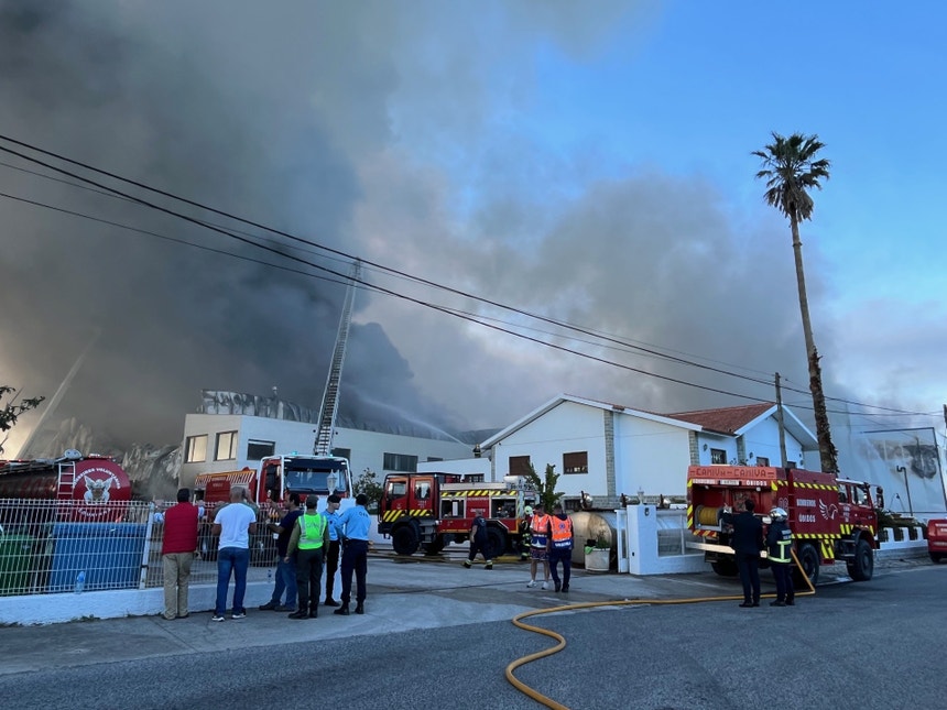 Incêndio consome armazém de fruta em Óbidos