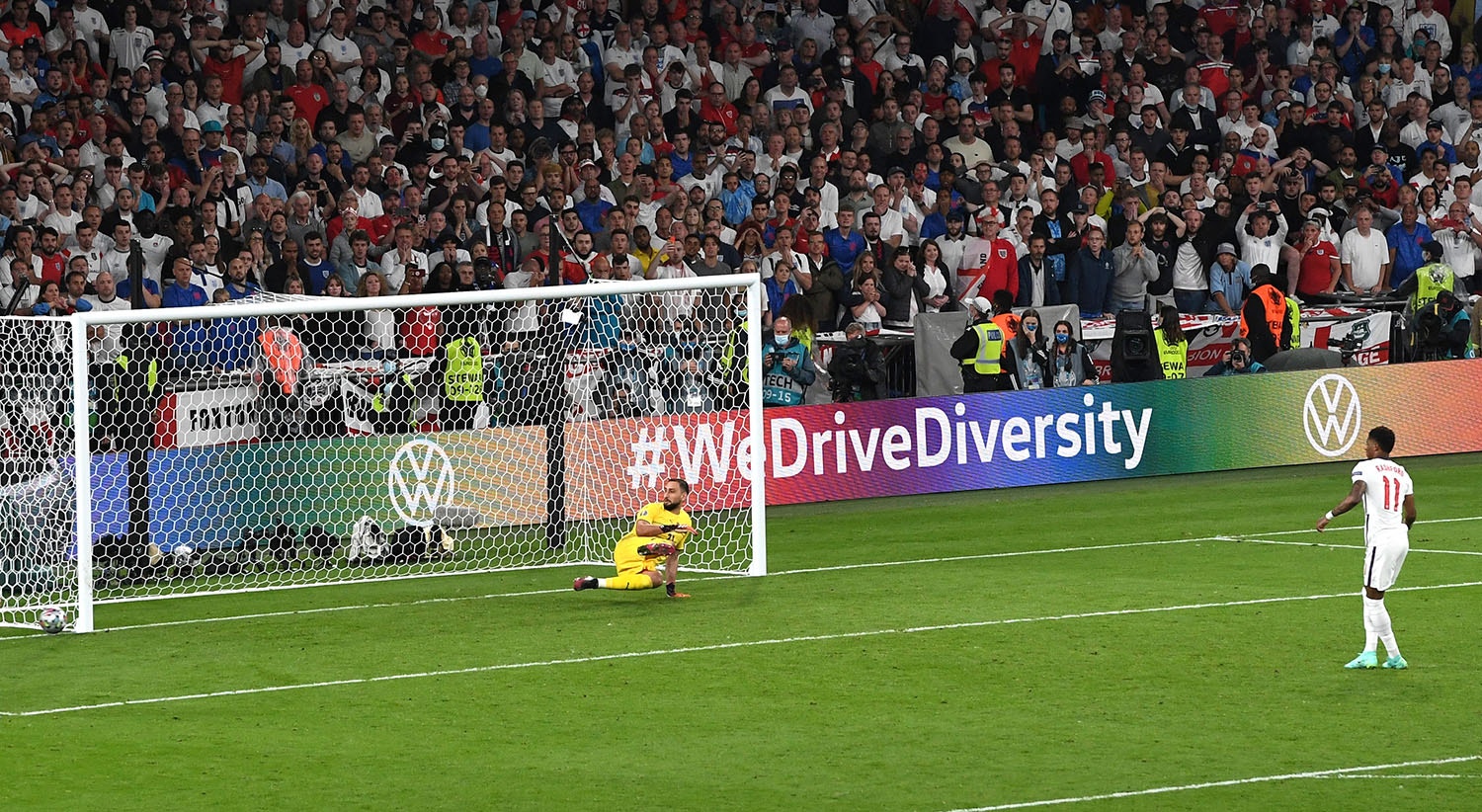  Marcus Rashford falha o pen&aacute;lti, acerta no poste esquerdo.  It&aacute;lia 1(2), Inglaterra 1(2) | Foto: Facundo Arrizabalaga - Reuters 
