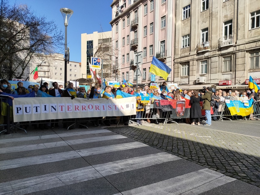 Manifestação de ucranianos frente a embaixada da Federação russa