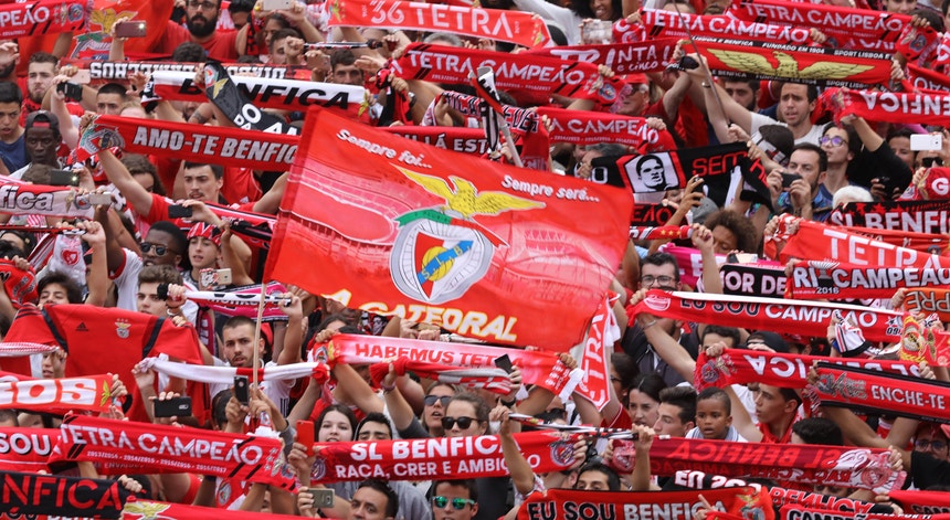 A venda de bilhetes para o clássico Benfica-FC Porto é retomada esta quinta-feira
