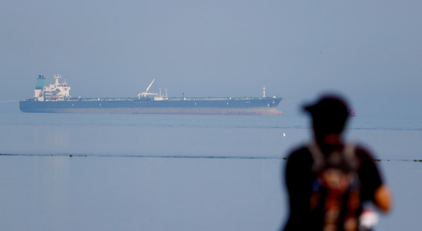 Imagem de EUA levantam temporariamente sanções ao petróleo russo retido no mar