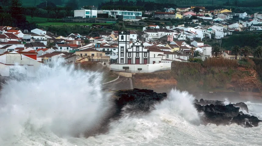 Imagem relacionada com a notícia: O estado do mar obrigou ao cancelamento das viagens marítimas
